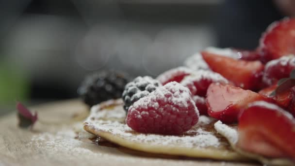 Pancake Yakın Üst Çilek Ile Çekim Sonra Merkeze Dışarı Tava — Stok video