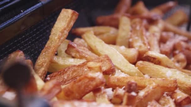 Zoom Tiro Batatas Fritas Sendo Salgadas — Vídeo de Stock
