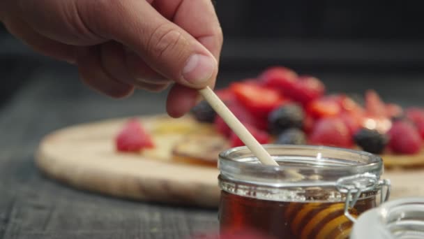 Honey Proudy Dolů Naběračka Medu — Stock video