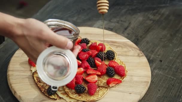 Normal Frame Shot Pancakes Berreis Slithered Honey Using Honey Dipper — Stock Video