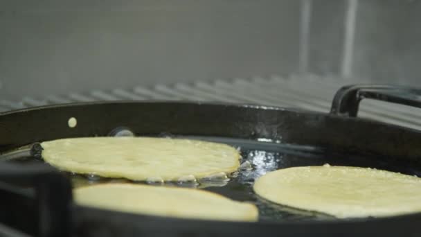 Panquecas cozinhar na frigideira — Vídeo de Stock