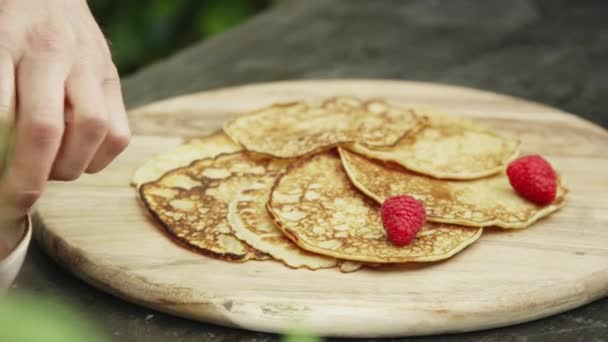 Pannenkoeken versierd met frambozen — Stockvideo