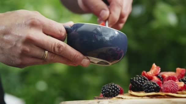 上に飾られた果実とパンケーキ — ストック動画