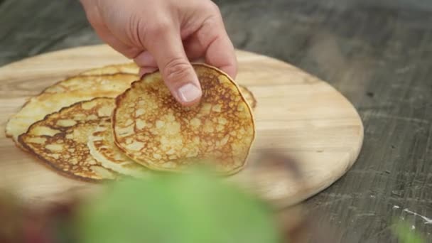 Hands placing pancakes in a circular order — Stock Video