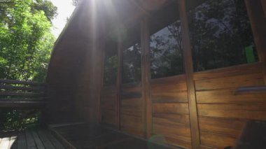 Verandanın üzerine odasından çıkan kız sürekli çekimde. Çerçeve parıltılı.
