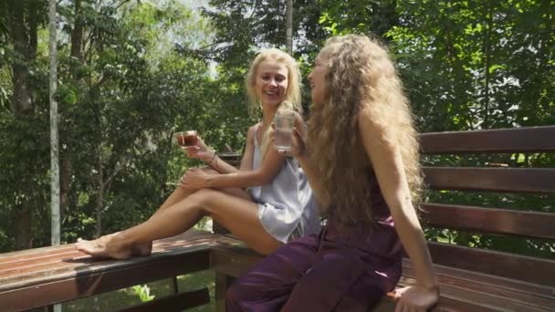 Mädchen Auf Der Veranda Reden Und Lachen Bei Ständigem Schuss — Stockvideo