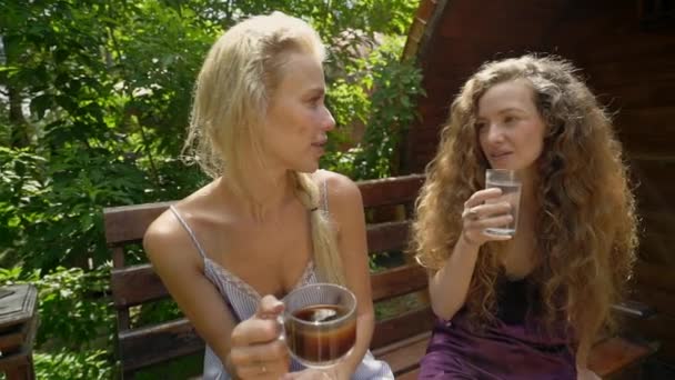 Primer Plano Las Niñas Que Beben Café Agua Terraza Habitación — Vídeo de stock