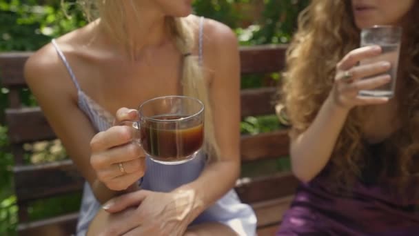 Güzel Kız Verandada Bir Arkadaşıyla Konuşurken Tarafından Tutulan Kahve Closeup — Stok video