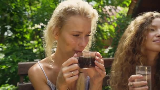 重点拍摄的女孩与胎记在脸上喝她的咖啡 — 图库视频影像