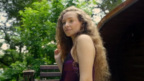 Οπτικό Ζουμ Σγουρά Μαλλιά Κορίτσι Ψάχνει Γύρω Από Την Βεράντα — Αρχείο Βίντεο