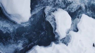 Ağır çekim görüntüleri icecold flwoing Nehri.