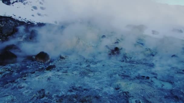 スローモーション撮影アイスランドで硫酸地面の蒸気口から出てくると 水たまりの水を沸騰 — ストック動画