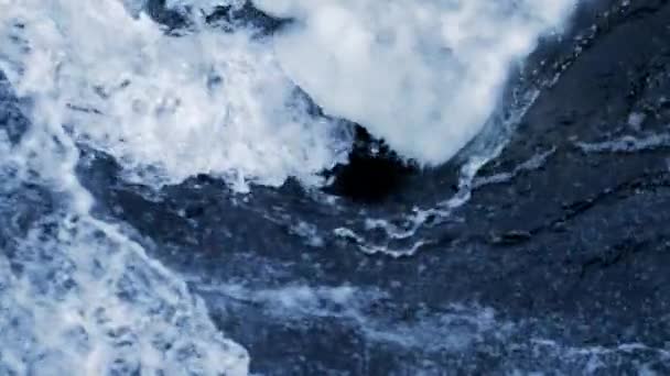 Formation Glace Sur Roche Dans Une Rivière Qui Coule Gros — Video