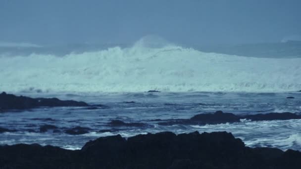 Ruggito Continuo Onde Giganti Che Precipitano Sulla Riva Dell Islanda — Video Stock