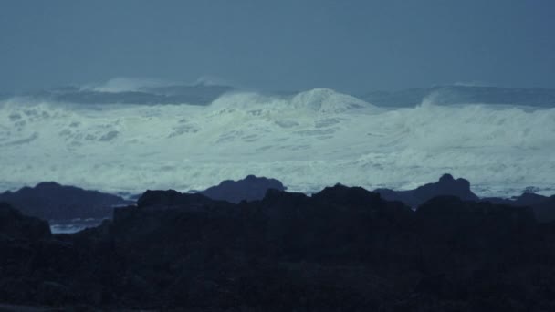 Συνεχής Βρυχάται Και Slushing Από Γιγαντιαία Κύματα — Αρχείο Βίντεο