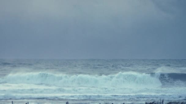 Images avant des vagues qui s'écrasent au ralenti vue au sol .