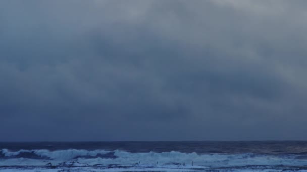 Vue Panoramique Sur Littoral Islandais Vagues Précipitant Continuellement Vers Rivage — Video