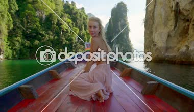 Bir model Cheow Lan Gölü etkileyici bir arka plan ile poz çekim odaklı.