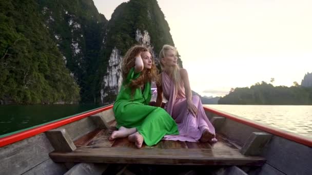 Cheow Lan 湖でカヌーに乗って女性モデルの安定したショット — ストック動画