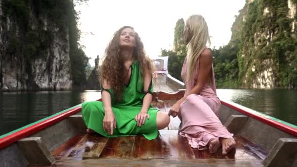 Bonita Dama Modelos Caballo Canoa Cheow Lan Lago Slow Motion — Vídeos de Stock