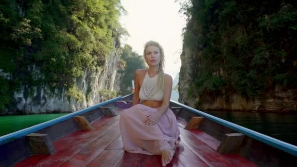 在独木舟上骑针织胸罩模型上的焦点拍摄 — 图库视频影像