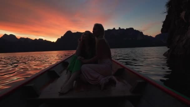 Cam Εστίαση Άποψη Για Τις Γυναίκες Και Ηλιοβασίλεμα Στη Λίμνη — Αρχείο Βίντεο