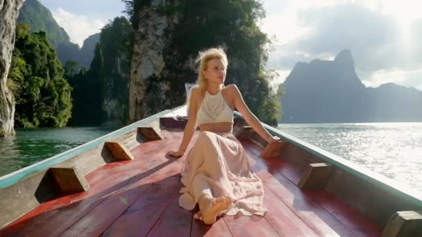 彼女のボートを楽しむ独身女性の朝撮影 — ストック動画