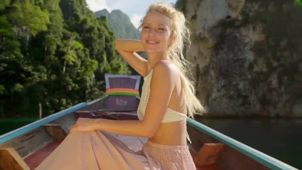 Nahaufnahme Einer Schönen Blonden Frau Auf Einem Boot — Stockvideo