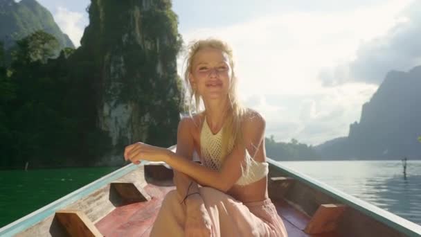 Cheow Lan 湖スローモーションでのボートに乗って太陽の下で見事なモデルの輝き — ストック動画