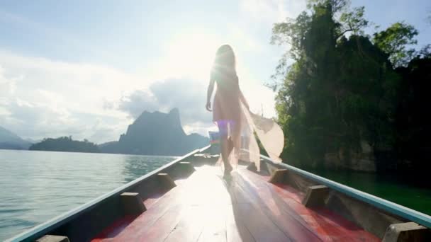 Menina Atraente Balança Seu Vestido Canoa — Vídeo de Stock