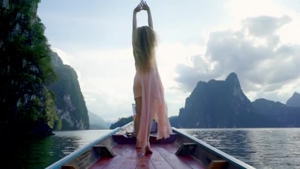Uygun Kız Modeli Üzerinde Kano Cheow Lan Gölde Yüzen Sırasında — Stok video