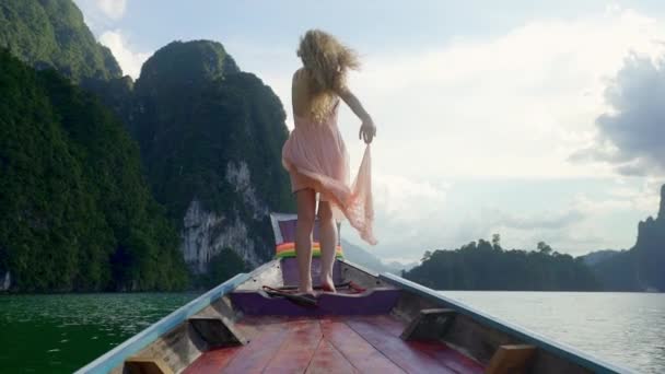 Kıvırcık Saçlı Kız Elbisesini Esge Kano Yayılır Gibi Atış Optik — Stok video