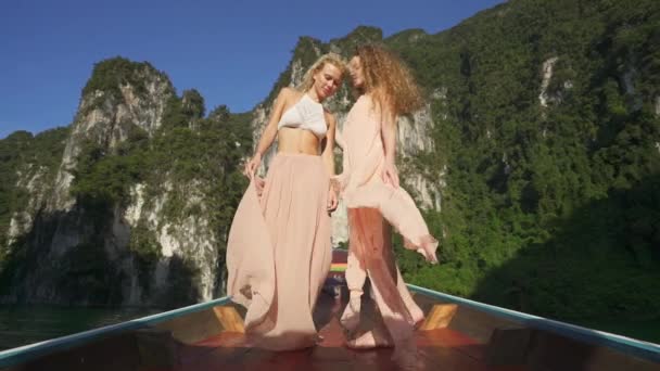 Slowmo Teknede Güneşin Sıcaklığını Hissediyor Onların Elbiseleri Üzerinde Tek Kızlar — Stok video