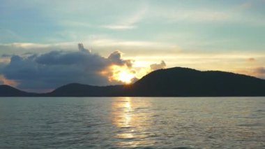 Bir pumpboat sürme sırasında günbatımı Samui adasının üzerinde stabilize vuruşta. Çerçeve parıltılı.