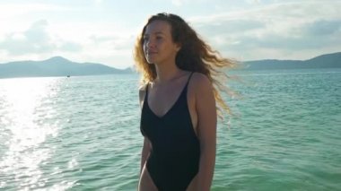 Kız Koh Tean kıyıya düz seyir Beach yürüyüş vuruşta izleme Island, Tayland