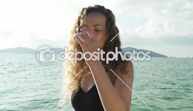 Ağır çekim modeli beach Tayland kıyıdan bakarak mayo giyen atış