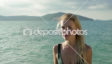 Sığ Dof modeli güzel gülümseme ile atış kameraya bakar sonra kıyıya geldi.