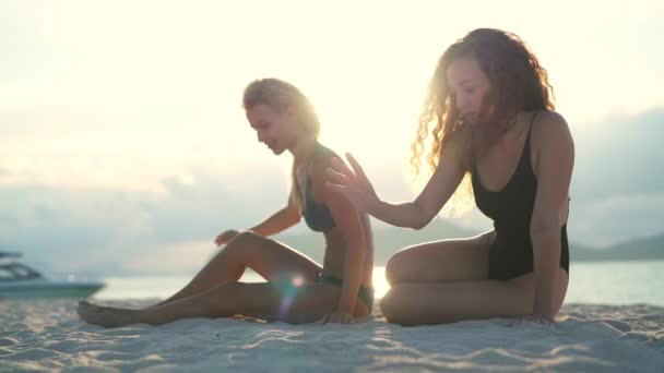 Koh Tean Plaży Modeli Palying Piasku Płytkich Dof Odblaski Ramie — Wideo stockowe