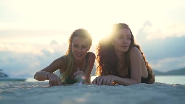 Tiro Focado Meninas Jogando Areia Praia Koh Tean — Vídeo de Stock