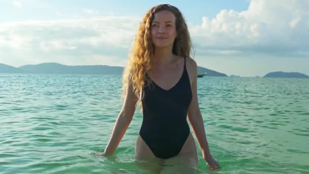 Koncentruje Strzał Stabilizowane Piękną Dziewczynę Czarny Strój Kąpielowy Spaceru Plaży — Wideo stockowe