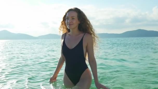 Atış Beach Yürüyerek Siyah Mayo Giyen Çarpıcı Kadın Odaklı — Stok video