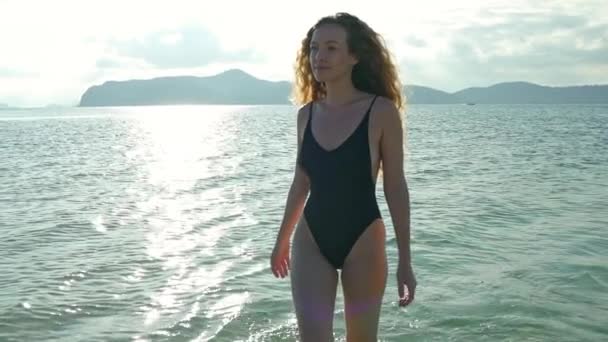 Slowmo Tiro Mulher Balck Swimwear Andando Slowmo Koh Tean Praia — Vídeo de Stock