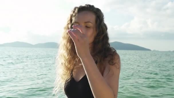 Disparo Cámara Lenta Modelo Con Traje Baño Mirando Orilla Playa — Vídeos de Stock