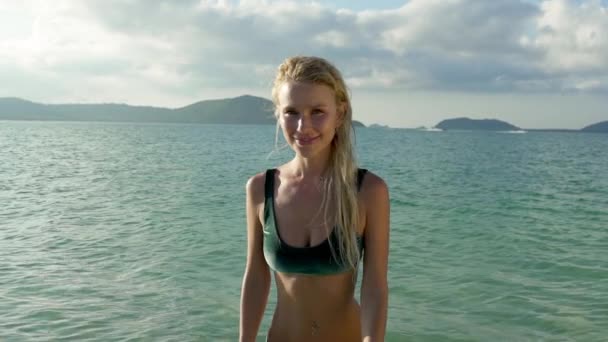 Modelo Ajuste Impresionante Tiro Enfocado Con Piercing Vientre Con Bikini — Vídeos de Stock