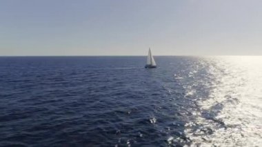 Bir yelkenli Akdeniz üzerinde şaşırtıcı uzak havadan görüntüleri.