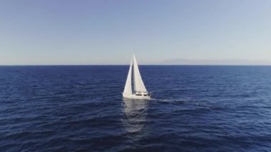Hava düşüyor gibi Rüzgar gibi Akdeniz'de yelken yelkenli üzerinde ateş.