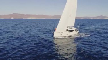 Yakın mesafeden hava vuruşta erkekte sabitleme yelken yelkenli.