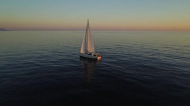 Anteni panoramik Bay of Biskay üzerinde yüzen yelkenli ile bir günbatımı atış.