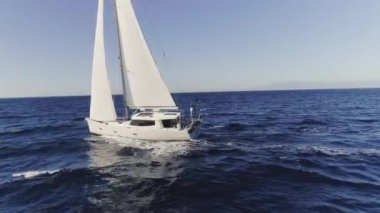 İspanya dalgalar aracılığıyla kayma yelkenli hava atış.