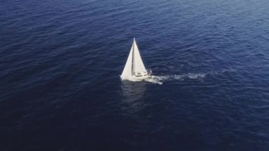 Açık denizde beyaz yelkenli üzerinde sabit hava atış.